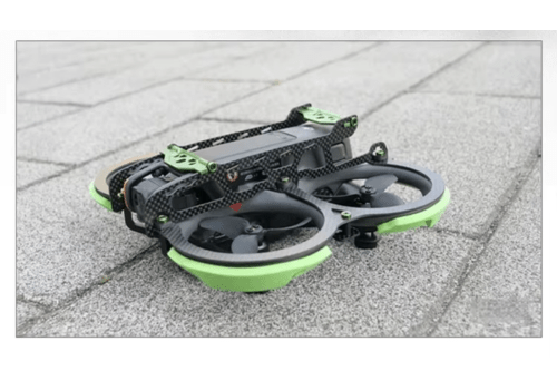 A high-resolution, detailed image of a DJI Avata 2 drone with a sleek, carbon fiber protective cover. The cover is matte black, with a textured, woven appearance that conveys a sense of durability and strength. The drone is positioned in a well-lit, studio-like setting, allowing the intricate details of the carbon fiber protection to be clearly visible. The lighting is soft and diffused, creating subtle shadows that accentuate the contours of the design. The composition places the drone in the center of the frame, with a clean, minimal background that allows the subject to be the focal point. The overall mood is one of functionality, reliability, and high-quality engineering. Proteção de Carbono para DJI Avata 2